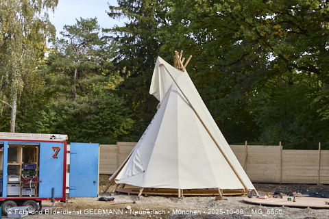 11.10.2025 - Indianerzelte für den Kinderspielplatz des neuen Haus für Kinder in Neuperlach