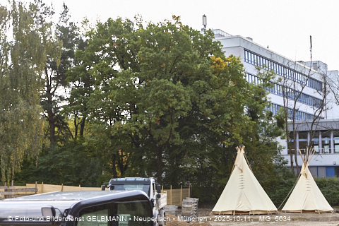 11.10.2025 - Indianerzelte für den Kinderspielplatz des neuen Haus für Kinder in Neuperlach