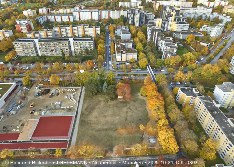 21.102025 - Baustelle und neuer Sportplatz an der Grundschule am Karl-Marx-Ring in Neuperlach