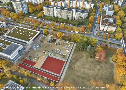 21.102025 - Baustelle und neuer Sportplatz an der Grundschule am Karl-Marx-Ring in Neuperlach