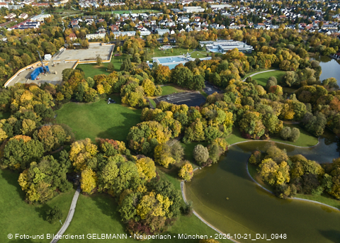 21.10.2025 - der Ostpark mit See und Biergarten im Herbst 2025