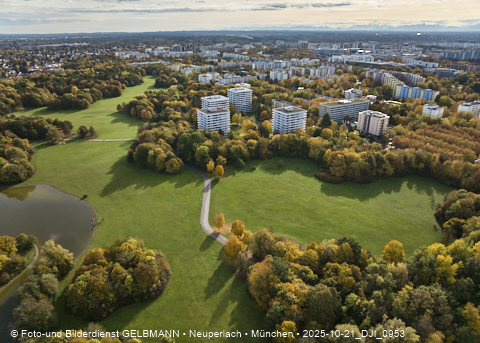 21.10.2025 - der Ostpark mit See und Biergarten im Herbst 2025