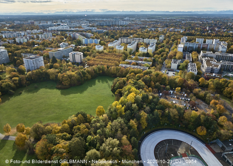 21.10.2025 - der Ostpark mit See und Biergarten im Herbst 2025