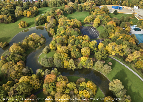 21.10.2025 - der Ostpark mit See und Biergarten im Herbst 2025