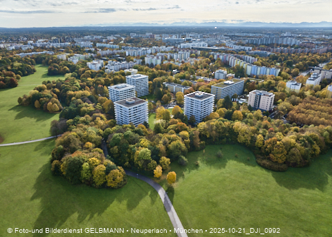 21.10.2025 - der Ostpark mit See und Biergarten im Herbst 2025