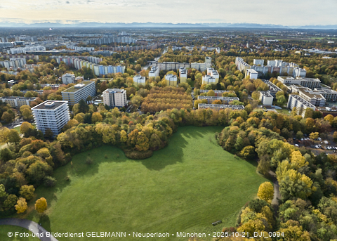 21.10.2025 - der Ostpark mit See und Biergarten im Herbst 2025