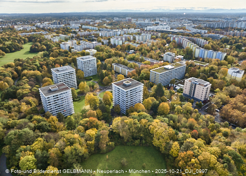 21.10.2025 - der Ostpark mit See und Biergarten im Herbst 2025