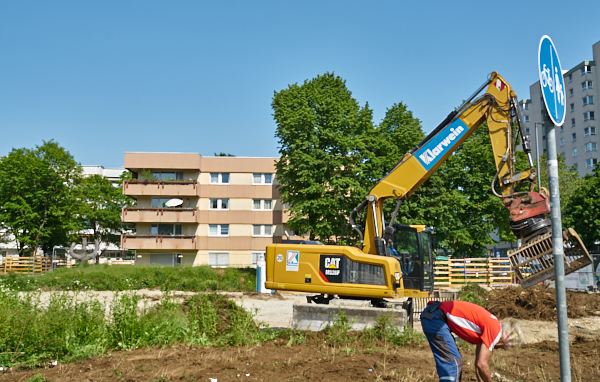 05.06.2019 - Ein Bagger und Bauarbeiter säubert den Parkplatz
