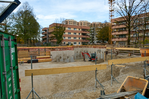 24.10.2019 - Der Kran steht und hat mit der Arbeit begonnen