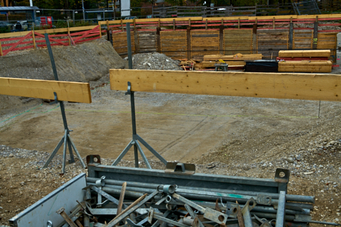 24.10.2019 - Der Kran steht und hat mit der Arbeit begonnen