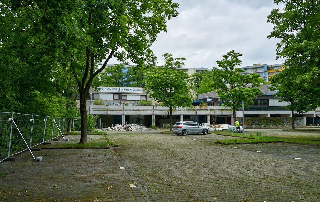 02.07.2021 - Maschendrahtzaun um das Alexisquartier in Neuperlach