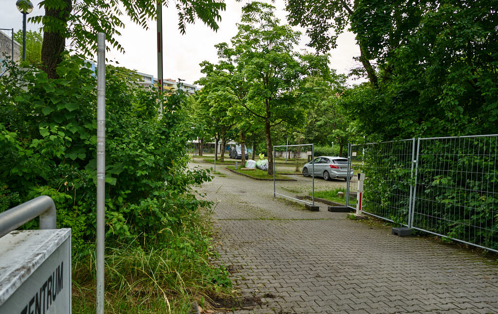 02.07.2021 - Maschendrahtzaun um das Alexisquartier in Neuperlach