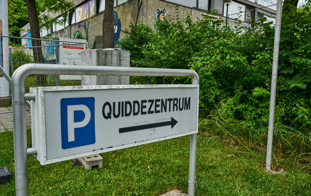 02.07.2021 - Maschendrahtzaun um das Alexisquartier in Neuperlach