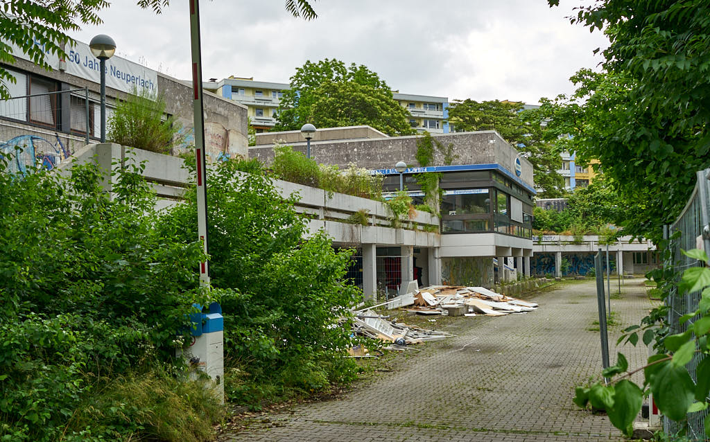 02.07.2021 - Maschendrahtzaun um das Alexisquartier in Neuperlach