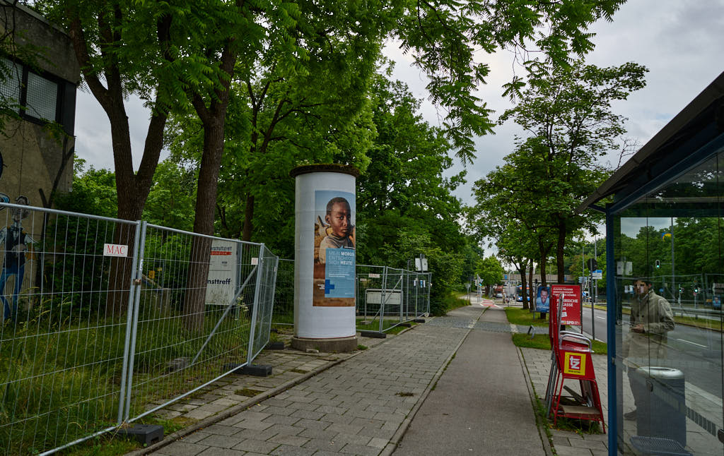 02.07.2021 - Maschendrahtzaun um das Alexisquartier in Neuperlach