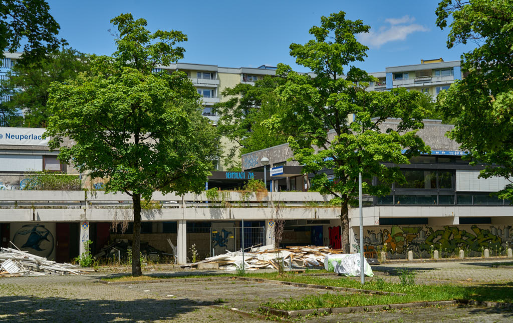 02.07.2021 - Maschendrahtzaun um das Alexisquartier in Neuperlach