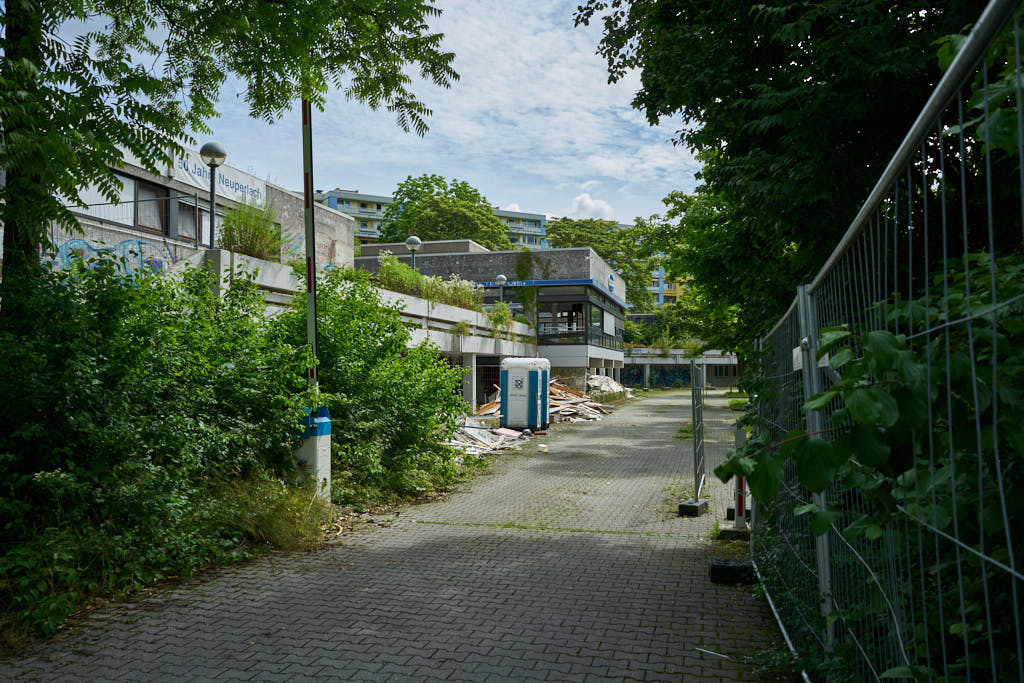 05.07.2021 - Maschendrahtzaun um das Alexisquartier in Neuperlach