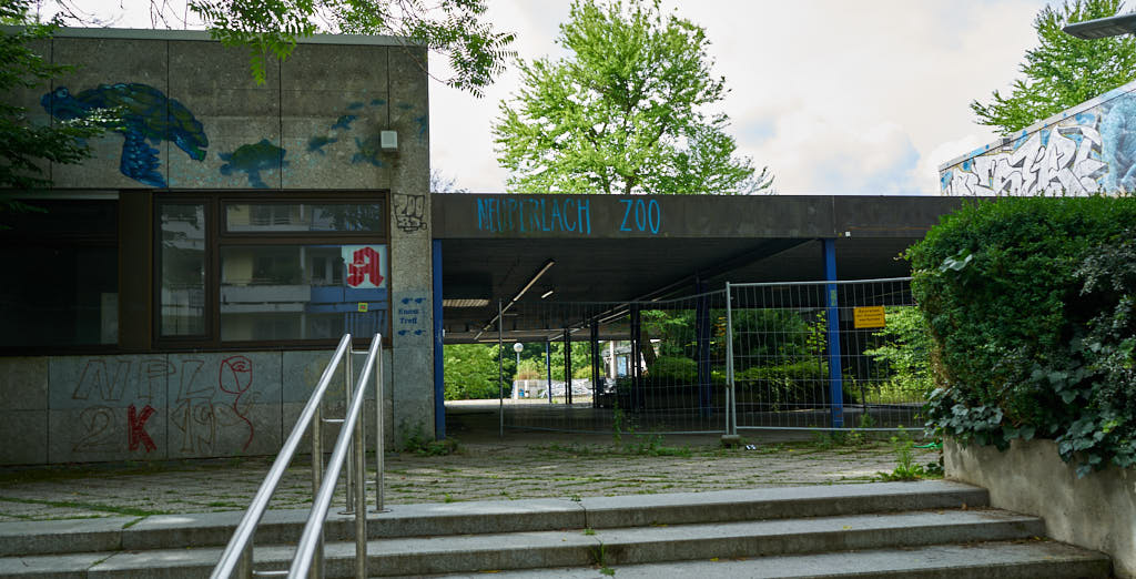 05.07.2021 - Maschendrahtzaun um das Alexisquartier in Neuperlach