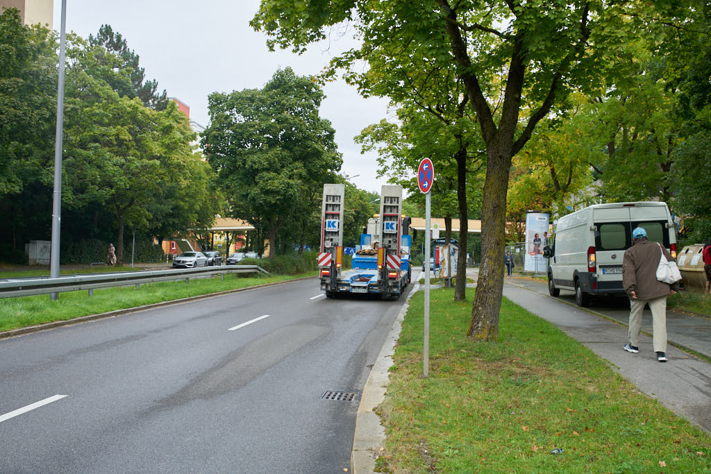 20.09.2021 - Schwere Geräte werden in das Quiddezentrum gefahren