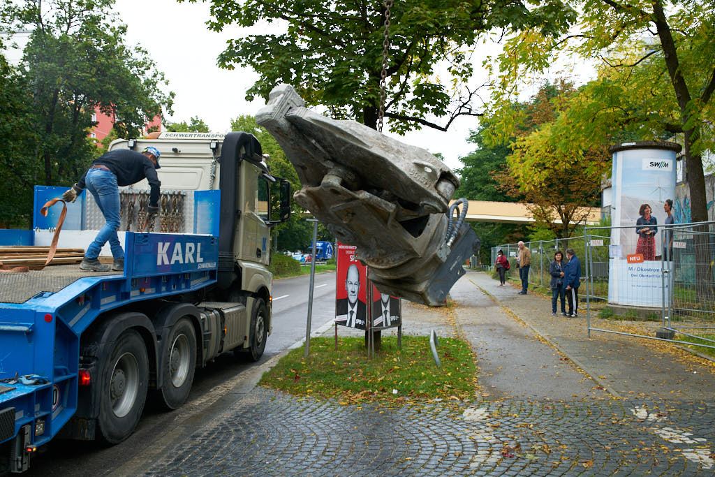 20.09.2021 - Schwere Geräte werden in das Quiddezentrum gefahren