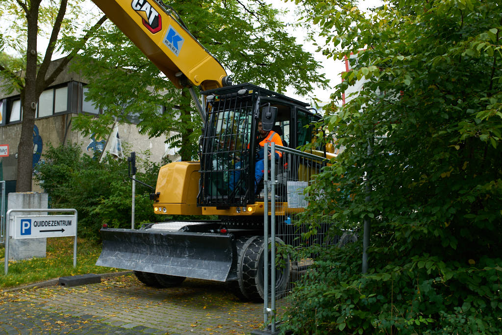 20.09.2021 - Schwere Geräte werden in das Quiddezentrum gefahren