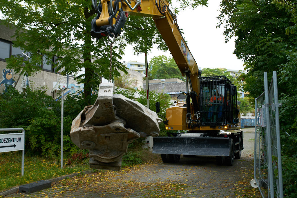 20.09.2021 - Schwere Geräte werden in das Quiddezentrum gefahren