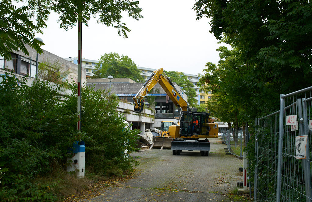 20.09.2021 - Schwere Geräte werden in das Quiddezentrum gefahren