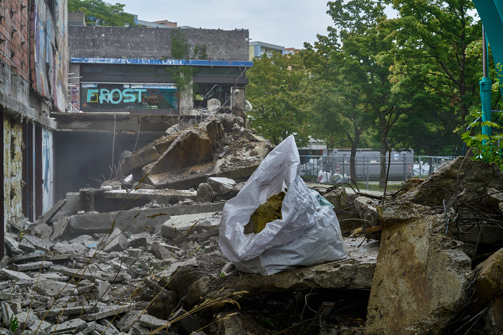 21.09.2021 - Die Abrissarbeiten haben begonnen