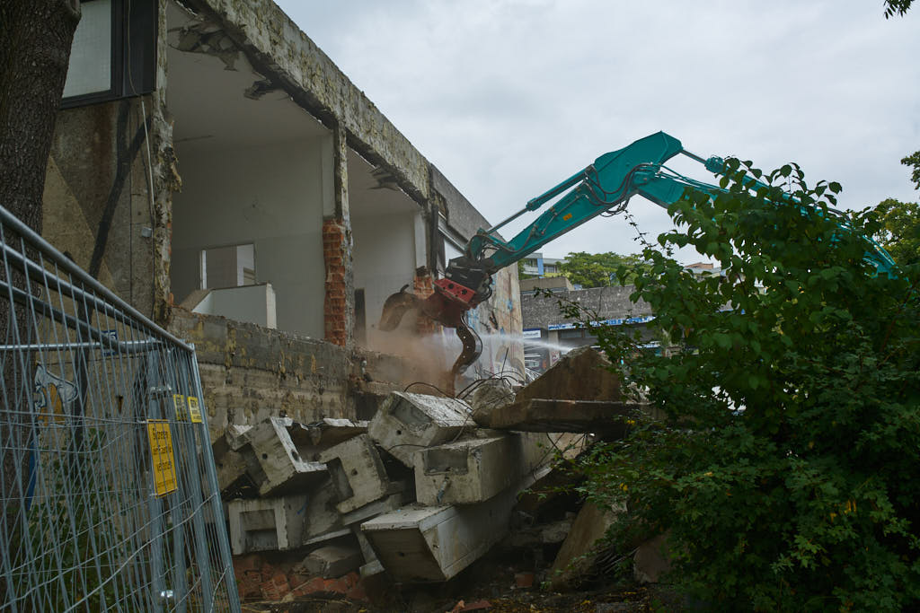 21.09.2021 - Die Abrissarbeiten haben begonnen