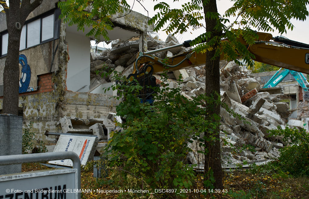 04.10.2021 - Abrissarbeiten am Quiddezentrum in Neuperlach