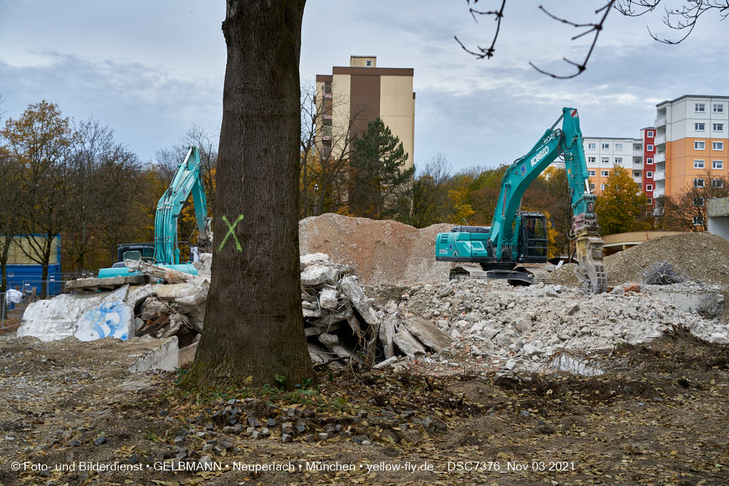 03.11.2021 - Abriss vom Quiddezentrum in Neuperlach