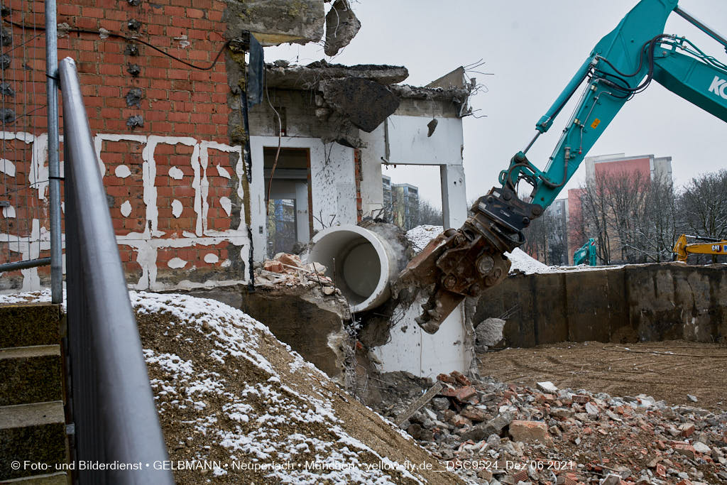 06.12.2021 -Abriss des letzten Hauses im Quiddezentrum in Neuperlach