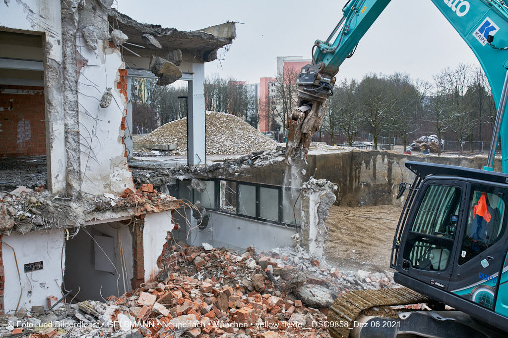 06.12.2021 -Abriss des letzten Hauses im Quiddezentrum in Neuperlach