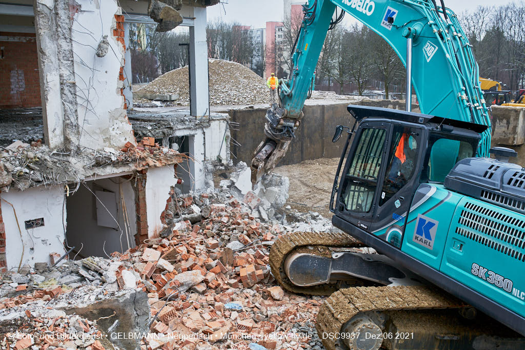 06.12.2021 -Abriss des letzten Hauses im Quiddezentrum in Neuperlach